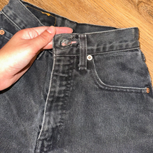 Carica l'immagine nel visualizzatore di Gallery, Levi's 881 shorts
