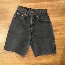 Carica l'immagine nel visualizzatore di Gallery, Levi's 881 shorts