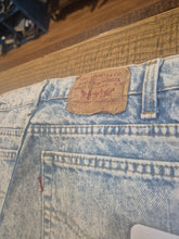 Carica l'immagine nel visualizzatore di Gallery, Levi's 505 Vintage anni 90 Made in USA – Acid Wash W33 L34
